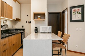 Kühlschrank, Mikrowelle, Wasserkocher mit Kaffee-/Teezubehör