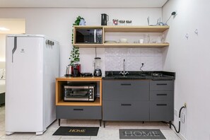 Frigorífico, horno, cafetera o tetera y utensilios de cocina