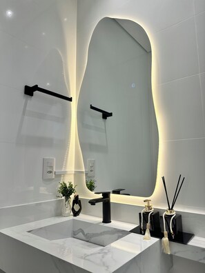 Shower, hair dryer, towels, soap - Premium Ocean View Penthouse in Meia Praia - 12th floor, high standard, one block from the beach. (Itapema)