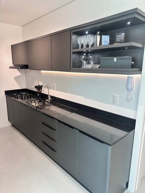 Microwave, oven, stovetop - Premium Ocean View Penthouse in Meia Praia - 12th floor, high standard, one block from the beach. (Itapema)