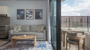 Ein modernes Wohnzimmer mit einer Couch, einem Couchtisch und einem Kunstwerk an der Wand.