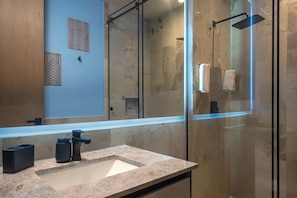 Shower, hair dryer, towels, toilet paper - Refuge By The Sea (Puerto Morelos)