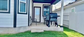 Private Bedroom with Queen Bed in Elgin, Texas