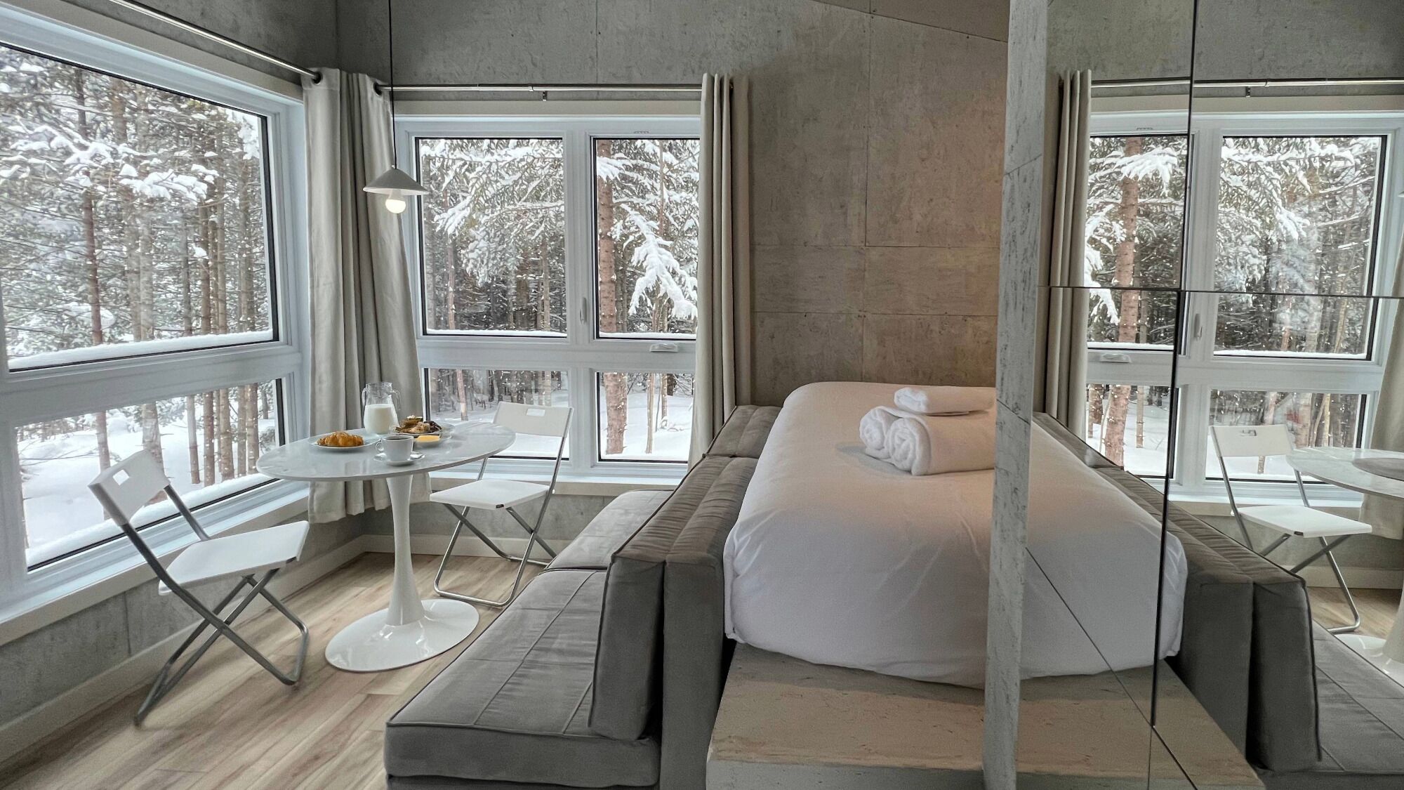 Ropa de cama de alta calidad, camas con efecto memoria y minibar 