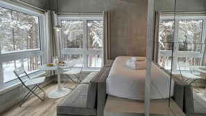 高級寢具、記憶棉床墊、迷你吧、可攜式嬰兒床