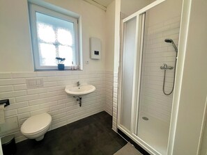 Dusche, Haartrockner, Handtücher, Seife