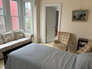 2 habitaciones, tabla de planchar con plancha, wifi y ropa de cama 