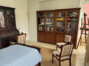 2 bedrooms, iron/ironing board, WiFi, bed sheets - Gilded age lower tower suite (Philadelphia)