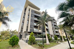 Exterior - Beautiful 2-bedroom apartment with AC in lively Cairo Governorate (Cairo Governorate)