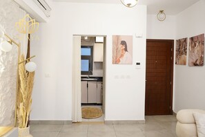 Interior - Beautiful 2-bedroom apartment with AC in lively Cairo Governorate (Cairo Governorate)