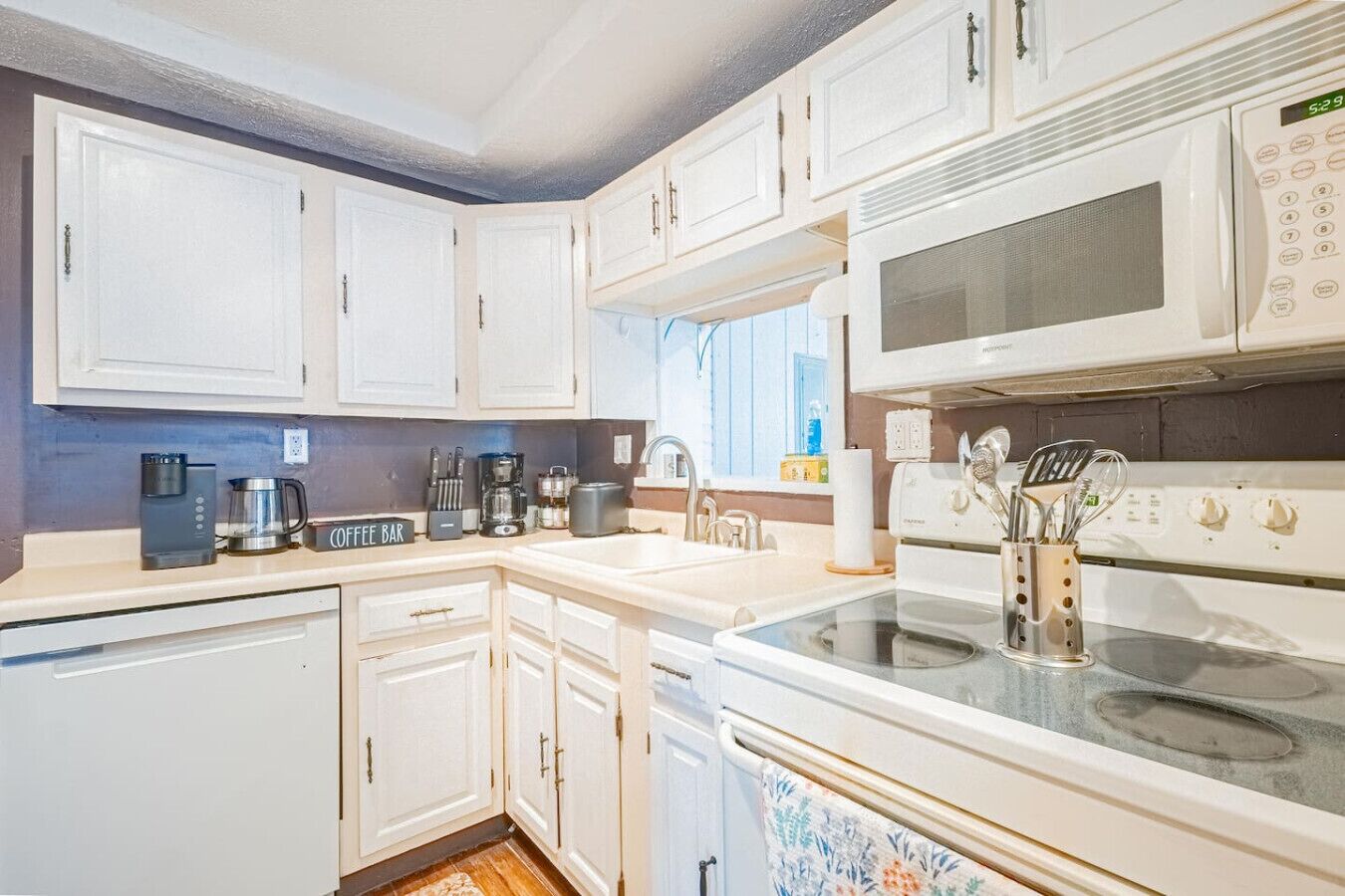 Fridge, microwave, stovetop, dishwasher