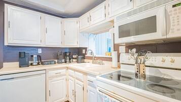 Fridge, microwave, stovetop, dishwasher