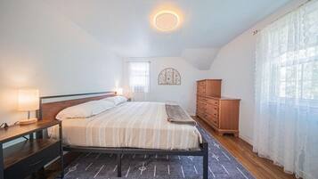 Desk, iron/ironing board, travel cot, WiFi