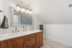 Regadera, secadora de cabello, toallas, jabón 