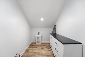 Chuveiro, secador de cabelo, toalhas de banho, sabonete