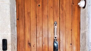 Una puerta de madera con cerradura electrónica.