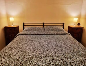 1 sovrum, skrivbord, strykjärn/strykbräda och gratis wi-fi