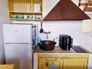 Kylskåp, mikrovågsugn, ugn och spishäll