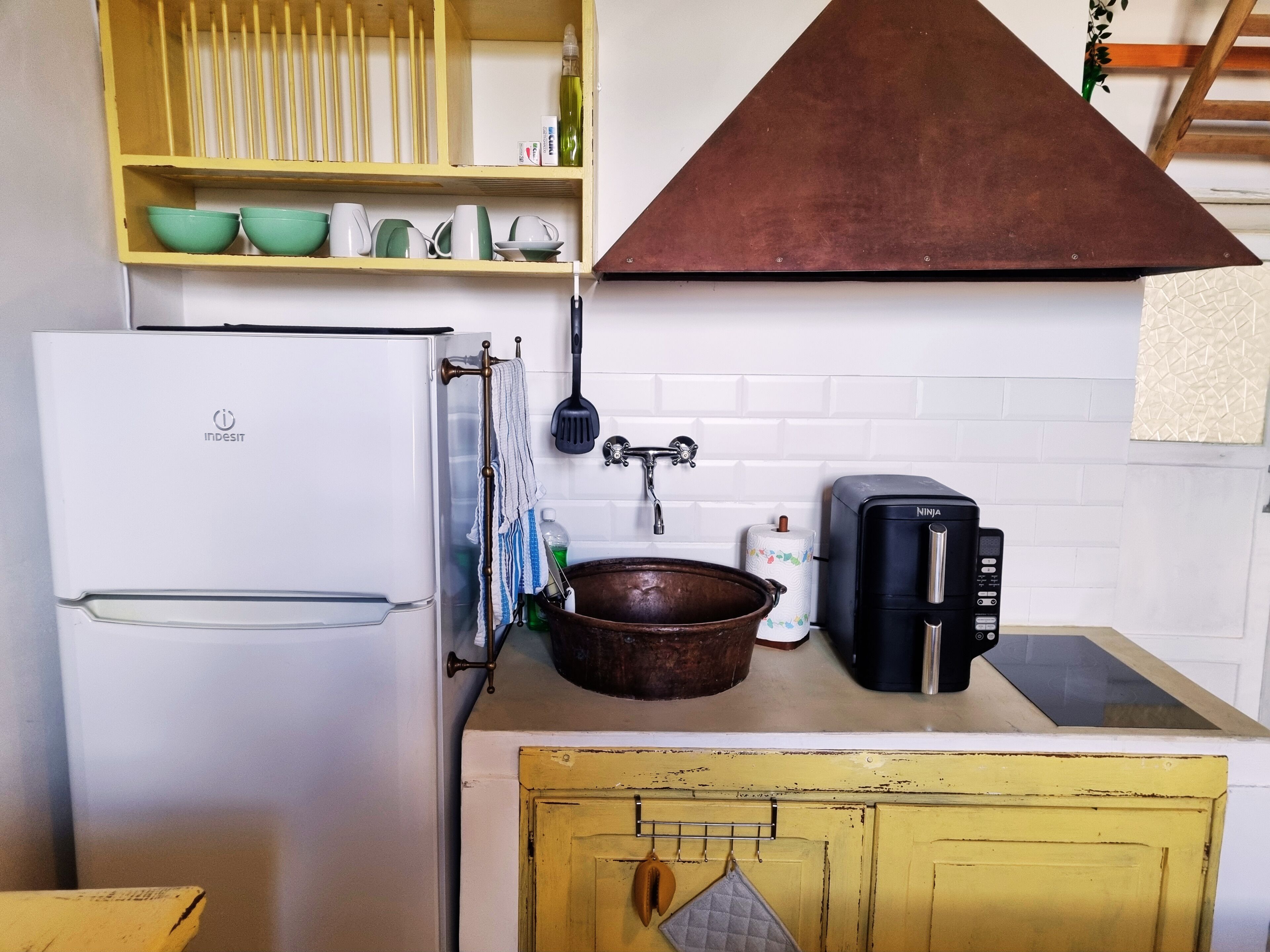 Frigorifero, microonde, forno, piano cottura