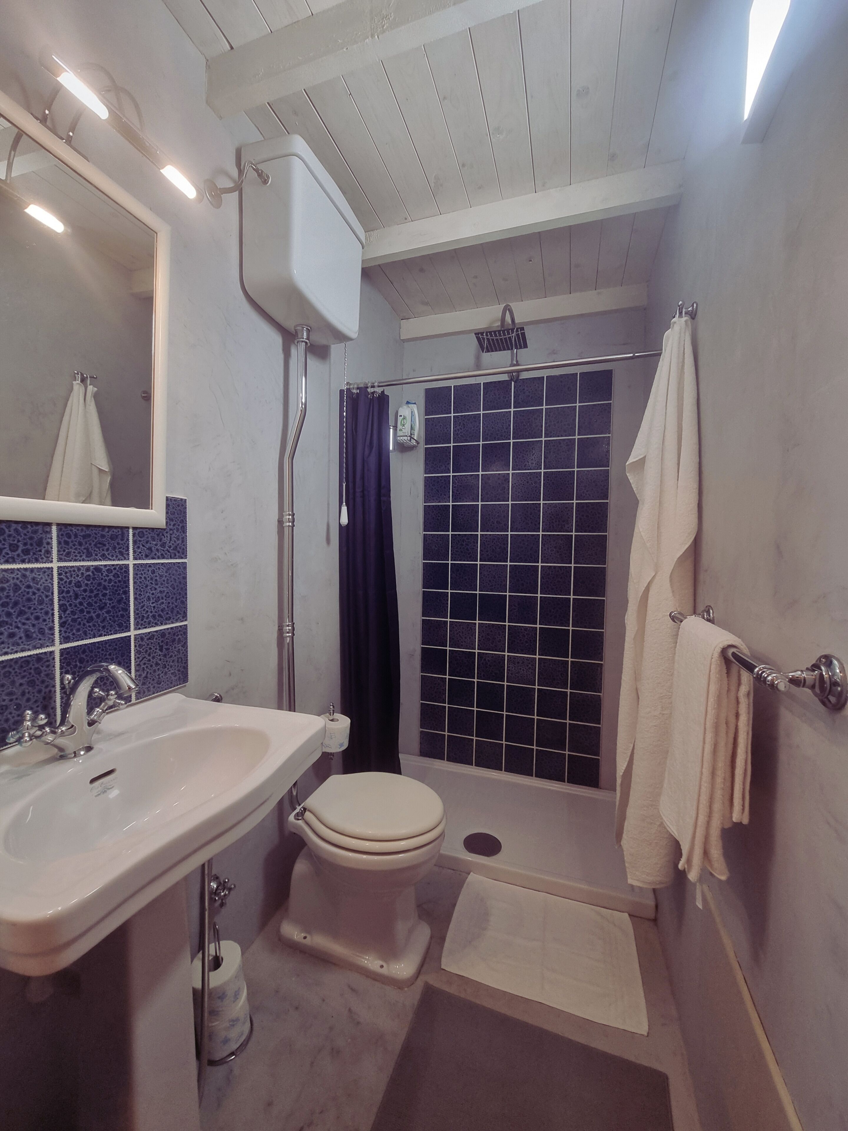 Doccia, asciugacapelli, bidet, asciugamani