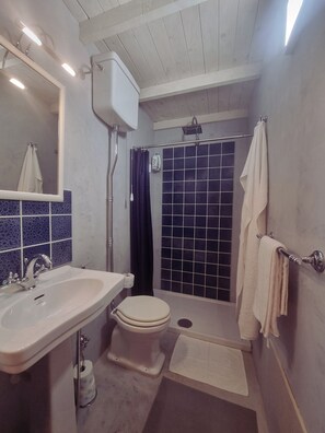 Dusche, Haartrockner, Bidet, Handtücher