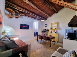 Smart TV, books - Casa Bella in Central Noto, a Unique Sicilian Stay (Noto)
