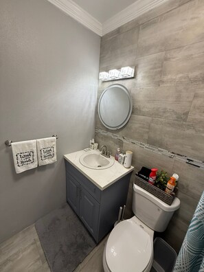 Secadora de cabello, toallas, jabón, papel de baño 