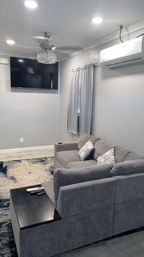 Smart TV, books - Chic and cozy one bedroom apartment located off St. Vincent Road-Nassau, Bahamas (Nassau)