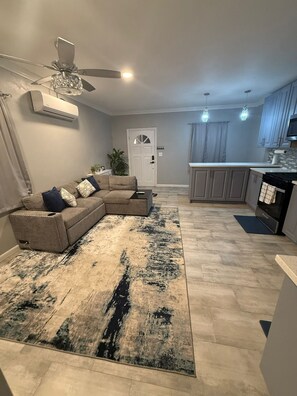 Smart TV, books - Chic and cozy one bedroom apartment located off St. Vincent Road-Nassau, Bahamas (Nassau)