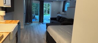 Cozy Meadowbroo studio - Trails & beaches close by!