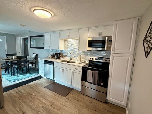 Luxury 2-bedroom house- 10min to Downtown, 5min to shops in safe Overland Park