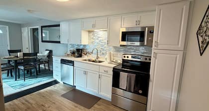 Luxury 2-bedroom house- 10min to Downtown, 5min to shops in safe Overland Park