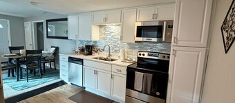 Luxury 2-bedroom house- 10min to Downtown, 5min to shops in safe Overland Park