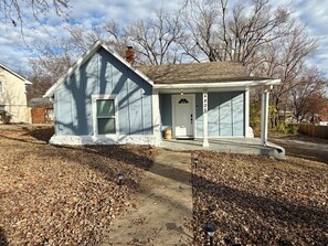 Exterior detail - Luxury 2-bedroom house- 10min to Downtown, 5min to shops in safe Overland Park (Overland Park)