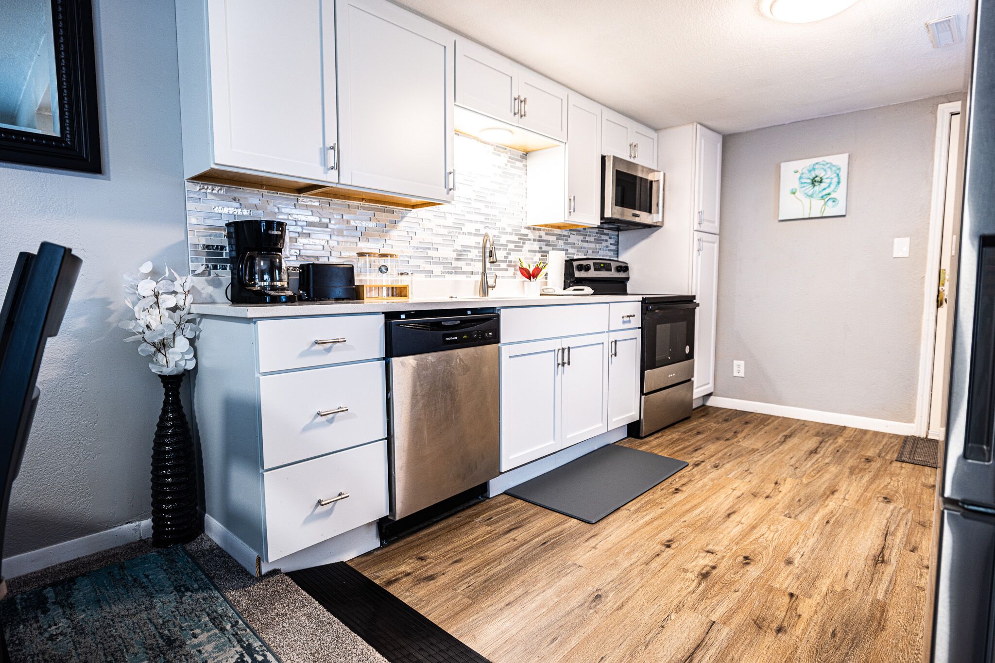 Een koelkast, een microgolfoven, een oven, een kookplaat