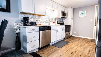 Een koelkast, een microgolfoven, een oven, een kookplaat