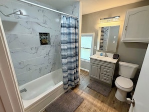 Hair dryer, towels, soap, shampoo - Luxury 2-bedroom house- 10min to Downtown, 5min to shops in safe Overland Park (Overland Park)