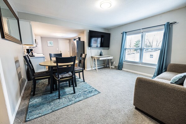 Smart TV - Luxury 2-bedroom house- 10min to Downtown, 5min to shops in safe Overland Park (Overland Park)