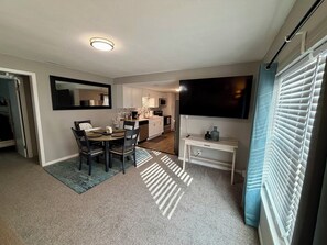 Dining - Luxury 2-bedroom house- 10min to Downtown, 5min to shops in safe Overland Park (Overland Park)