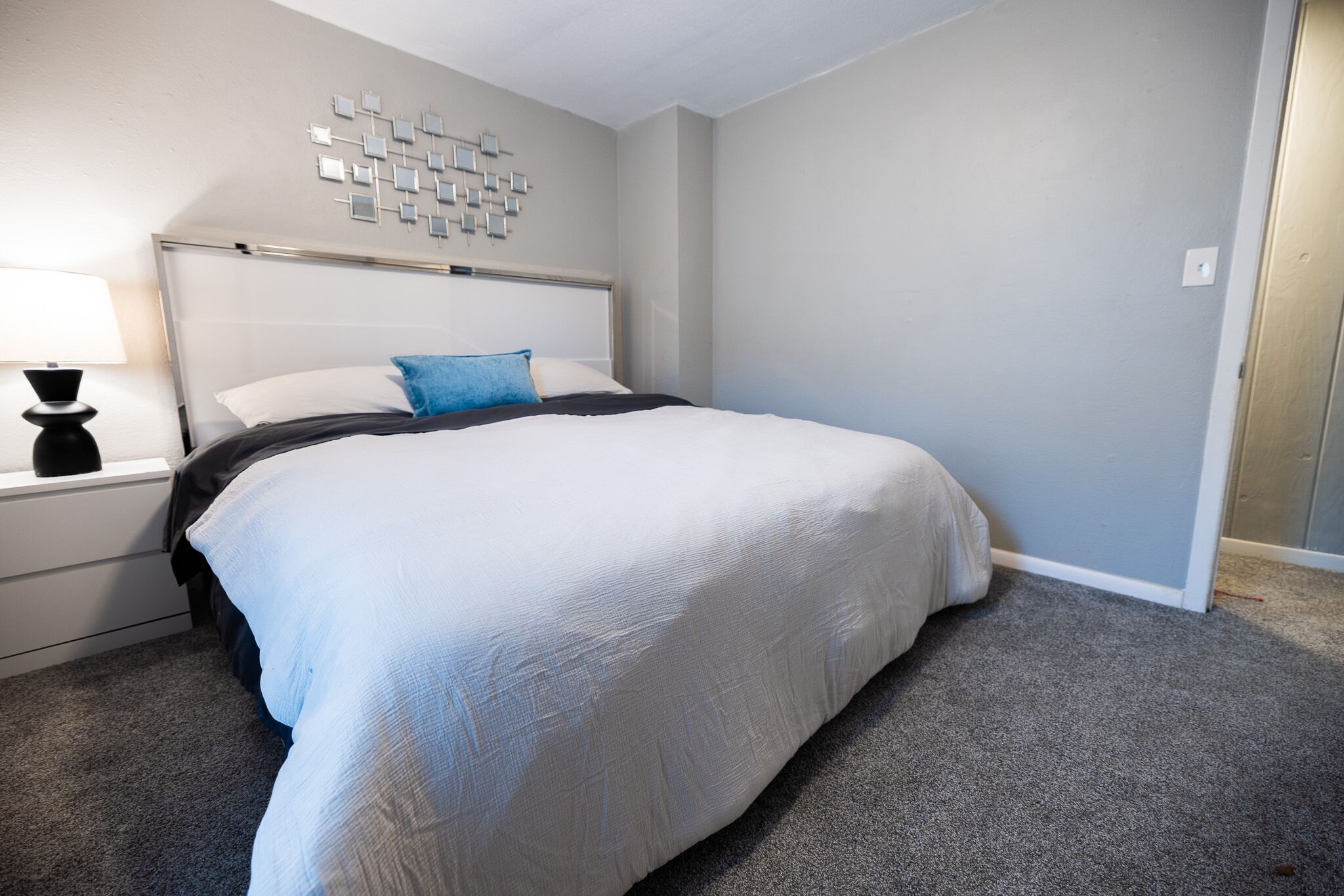 2 間睡房、書桌、熨斗/熨衫板、可攜式嬰兒床