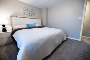 Desk, iron/ironing board, travel cot, free WiFi - Luxury 2-bedroom house- 10min to Downtown, 5min to shops in safe Overland Park (Overland Park)