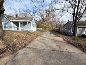 Exterior - Luxury 2-bedroom house- 10min to Downtown, 5min to shops in safe Overland Park (Overland Park)