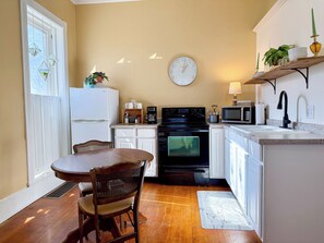 Een koelkast, een magnetron, een oven, een kookplaat