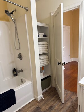 Hair dryer, towels, soap, shampoo - Sunlit Studio on Historic Main Street (Palmyra)