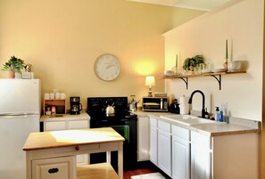 Private kitchen - Historic Main Street Loft (Palmyra)