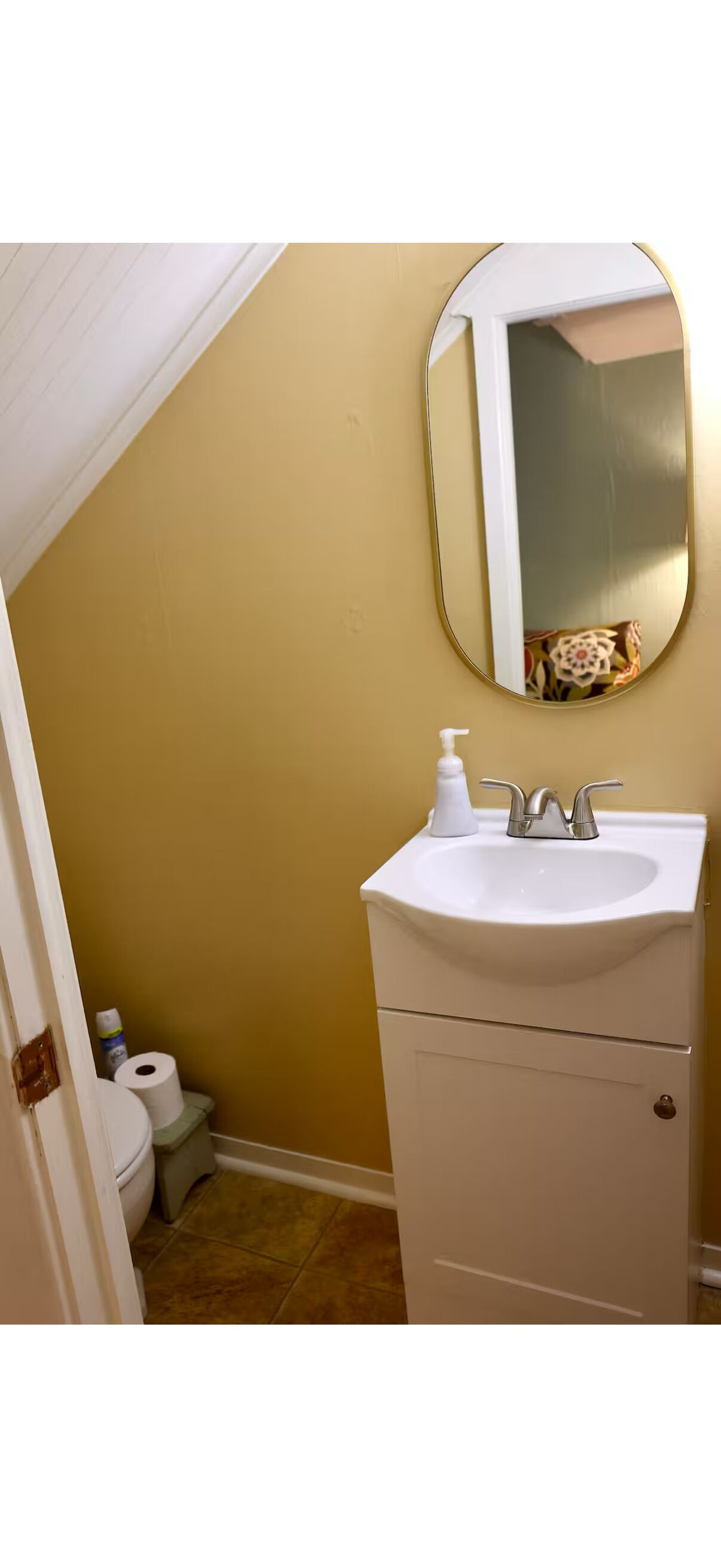 Een haardroger, handdoeken, zeep, shampoo