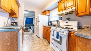 Frigorifero, microonde, forno, piano cottura