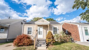 A single-story house with a front porch, a mailbox, and a small front yard with shrubs. - Comfortable 3-Bedroom Home in a Great Central Location (Lincoln Park)