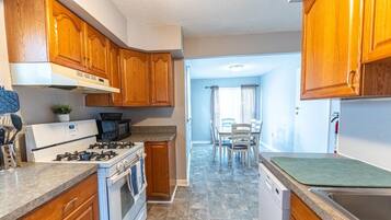 Frigorifero, microonde, forno, piano cottura