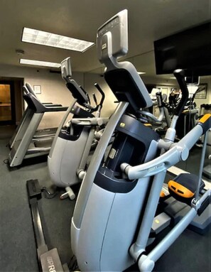 Fitness facility - Relaxing Room Featuring Contemporary Décor & Prime Access to Downtown Areas (Portland)